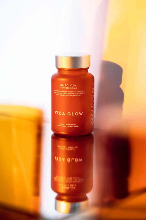 La repousse des cheveux chez les femmes : causes et solutions pour une chevelure résistante