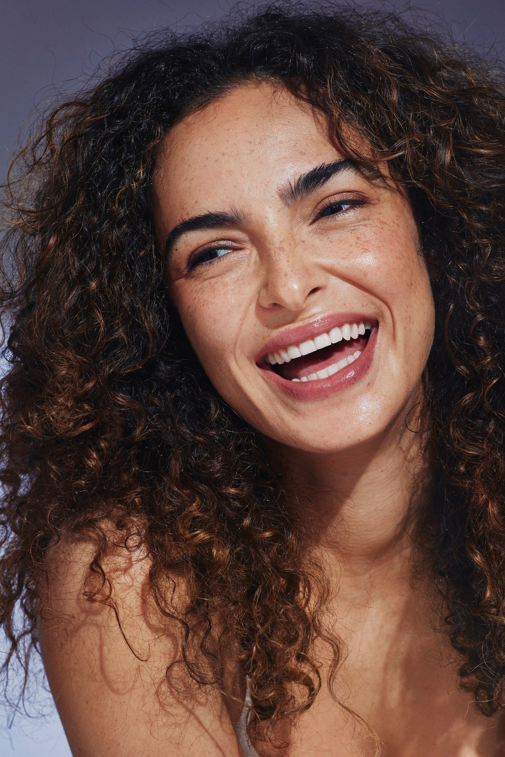 Abandonnez le tapis : Pourquoi le yoga du visage est la tendance qu'il vous faut pour une peau éclatante